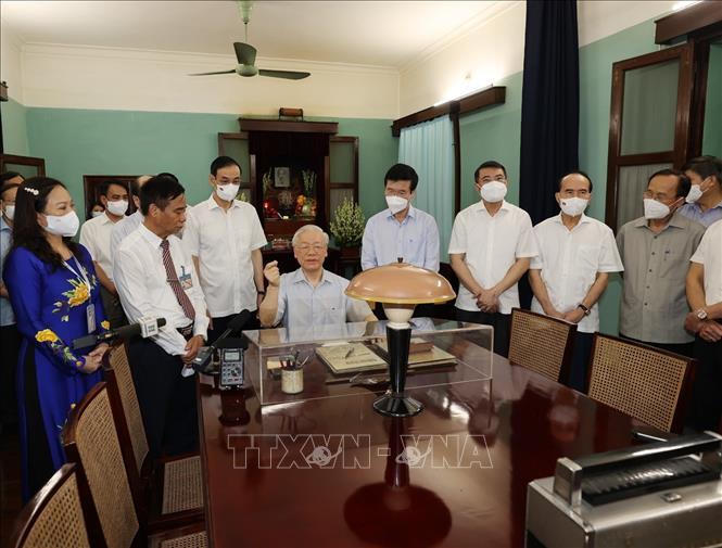 Tổng Bí thư Nguyễn Phú Trọng dâng hương tưởng niệm Chủ tịch Hồ Chí Minh