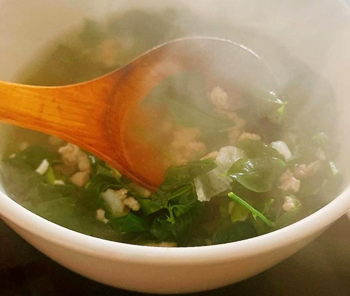 Mai Phương Thuý trổ tài bếp núc với loạt món tên' chẳng giống ai'