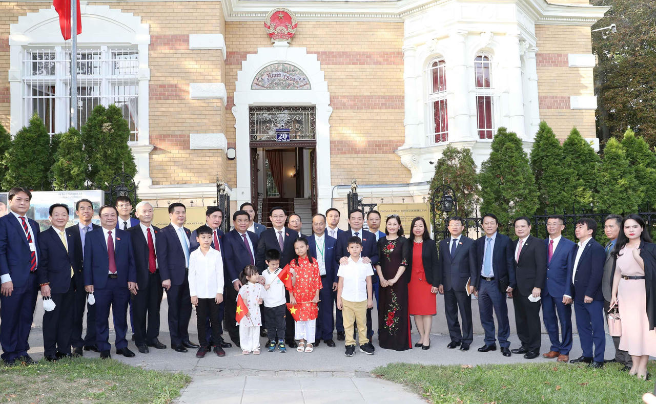 'Cuộc tiếp xúc cử tri đặc biệt' của Chủ tịch QH Vương Đình Huệ với bà con Việt kiều 6 nước châu Âu