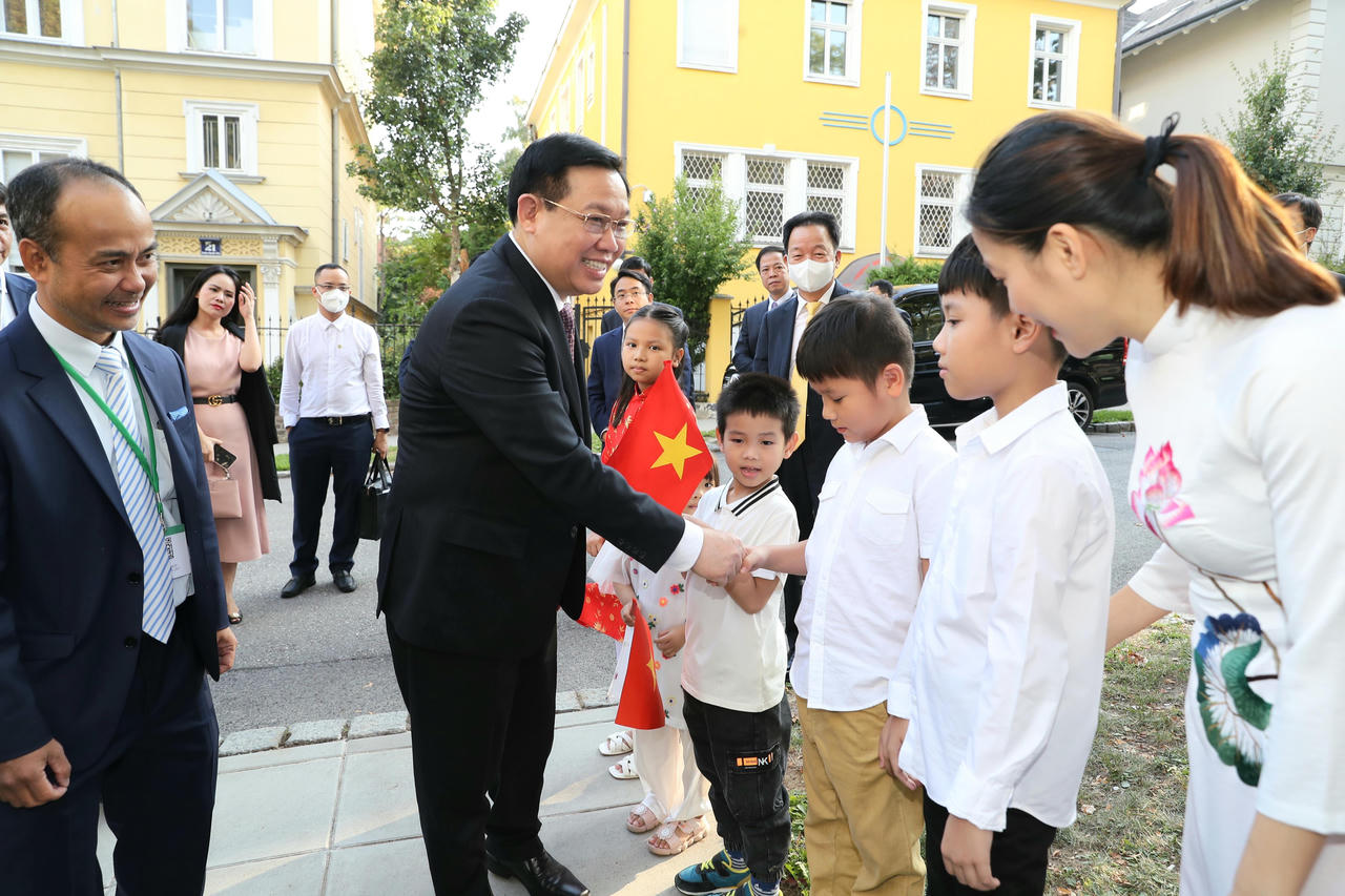 'Cuộc tiếp xúc cử tri đặc biệt' của Chủ tịch QH Vương Đình Huệ với bà con Việt kiều 6 nước châu Âu