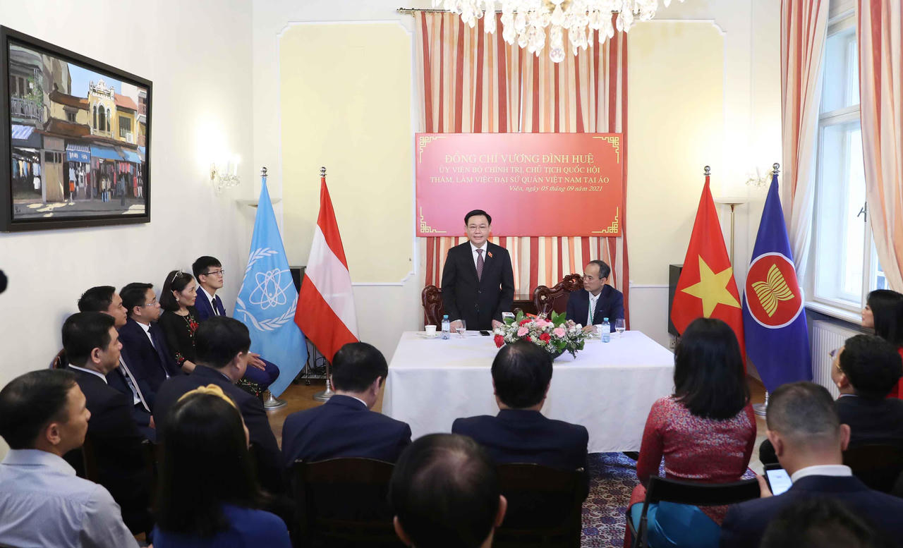 'Cuộc tiếp xúc cử tri đặc biệt' của Chủ tịch QH Vương Đình Huệ với bà con Việt kiều 6 nước châu Âu