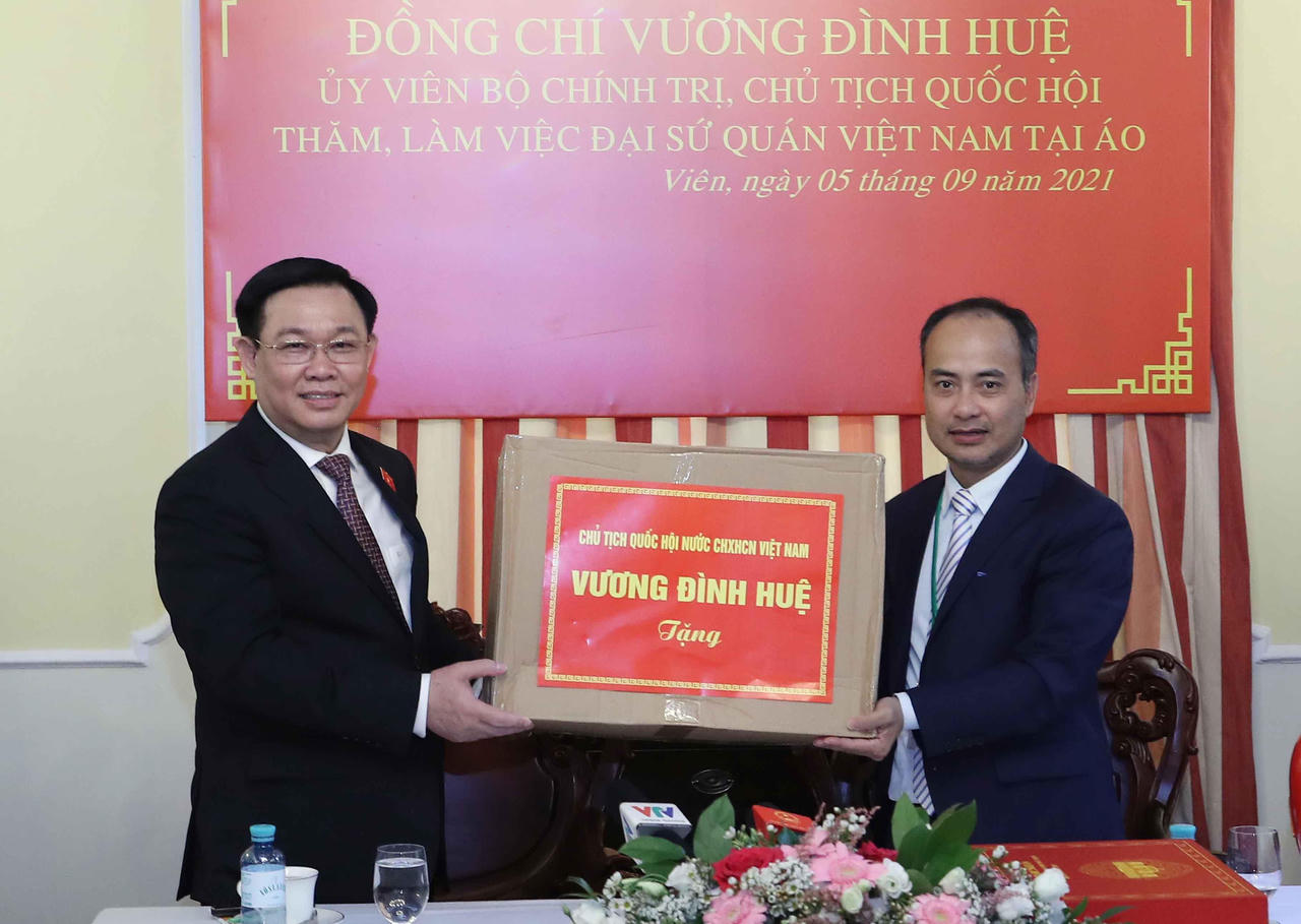 'Cuộc tiếp xúc cử tri đặc biệt' của Chủ tịch QH Vương Đình Huệ với bà con Việt kiều 6 nước châu Âu
