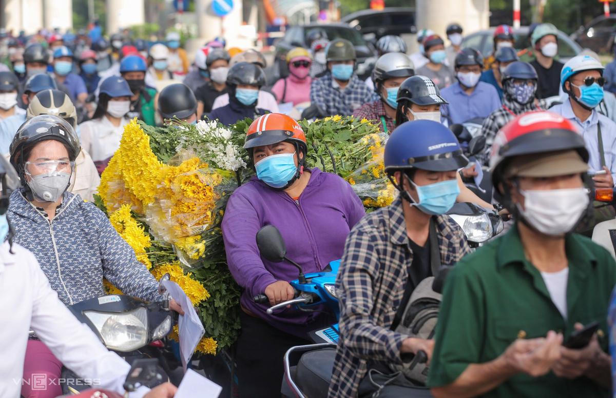 Người Hà Nội 'vùng cam' đổ về 'vùng đỏ' sáng 6/9 