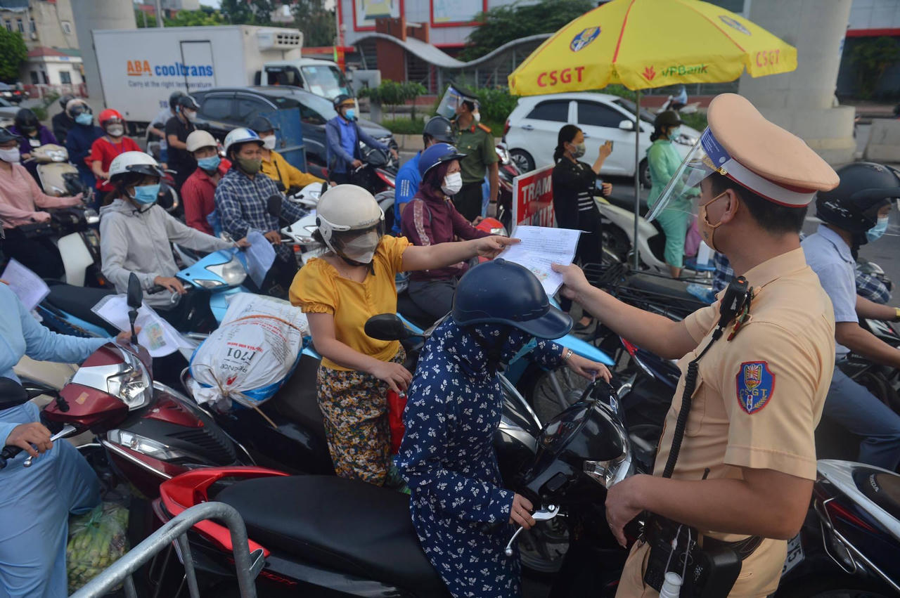 Người Hà Nội 'vùng cam' đổ về 'vùng đỏ' sáng 6/9 