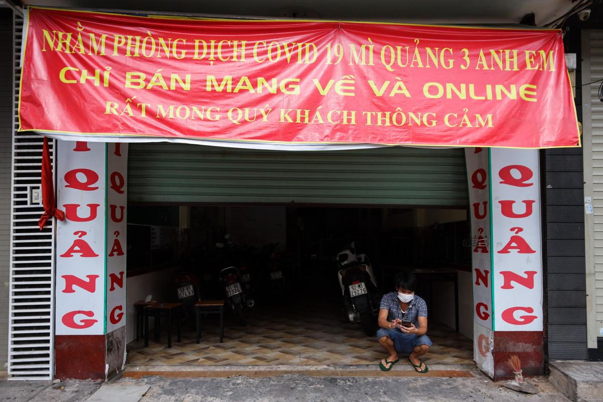 Hàng quán TP HCM ngày đầu bán mang đi