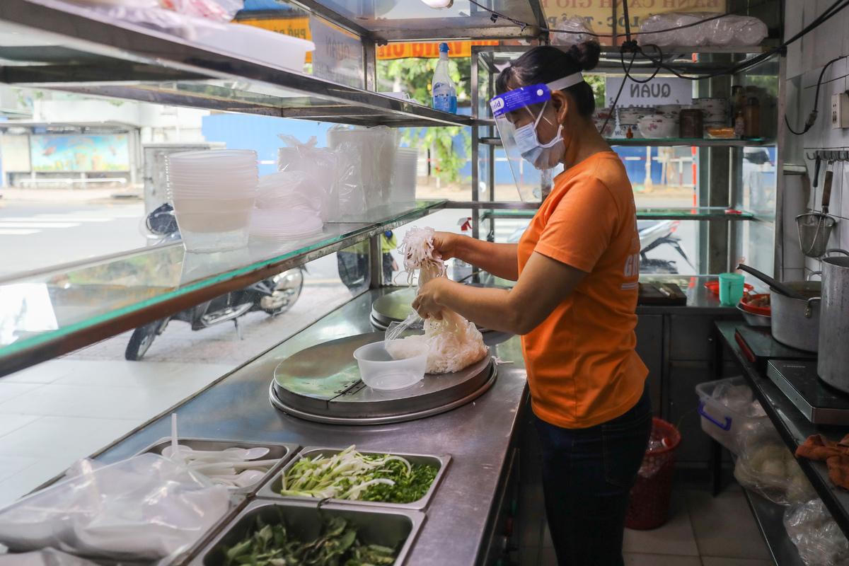 Hàng quán TP HCM ngày đầu bán mang đi