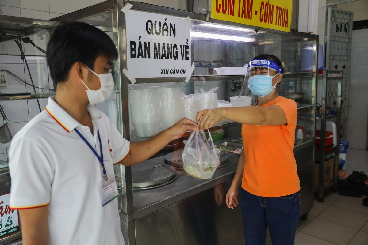 Hàng quán TP HCM ngày đầu bán mang đi