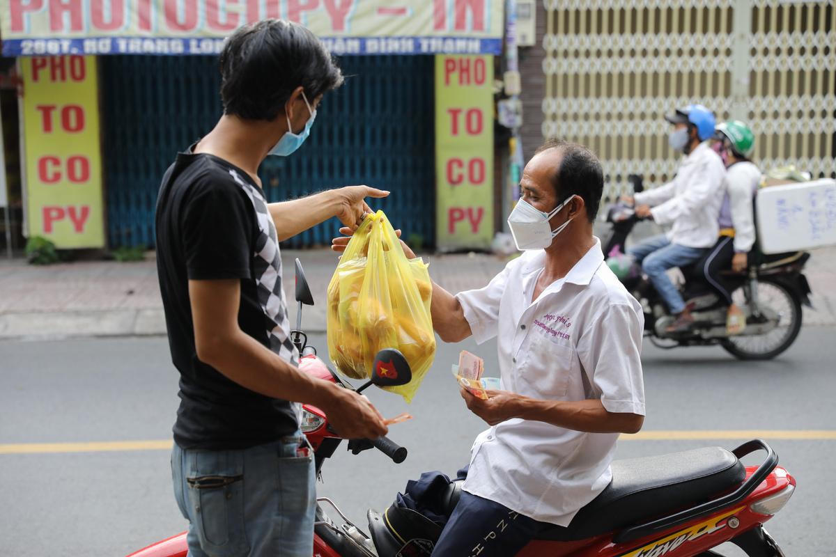 Hàng quán TP HCM ngày đầu bán mang đi
