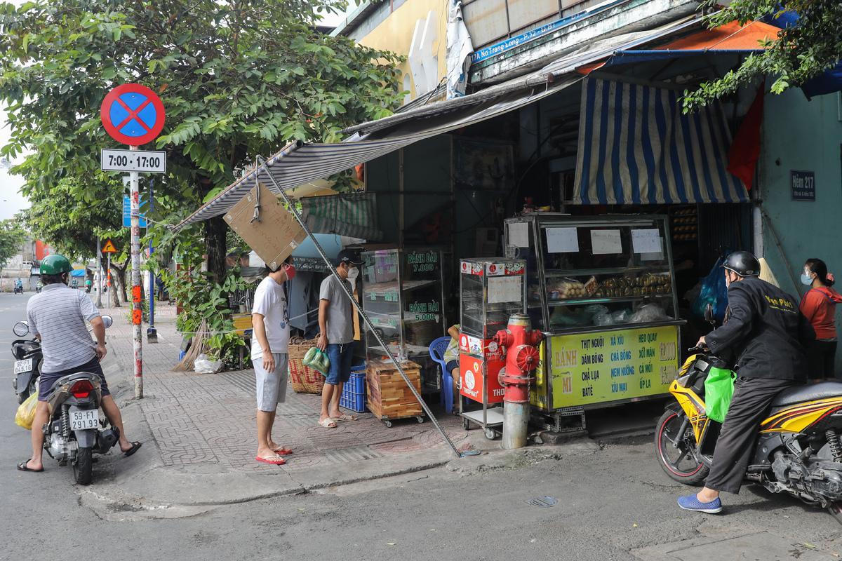 Hàng quán TP HCM ngày đầu bán mang đi