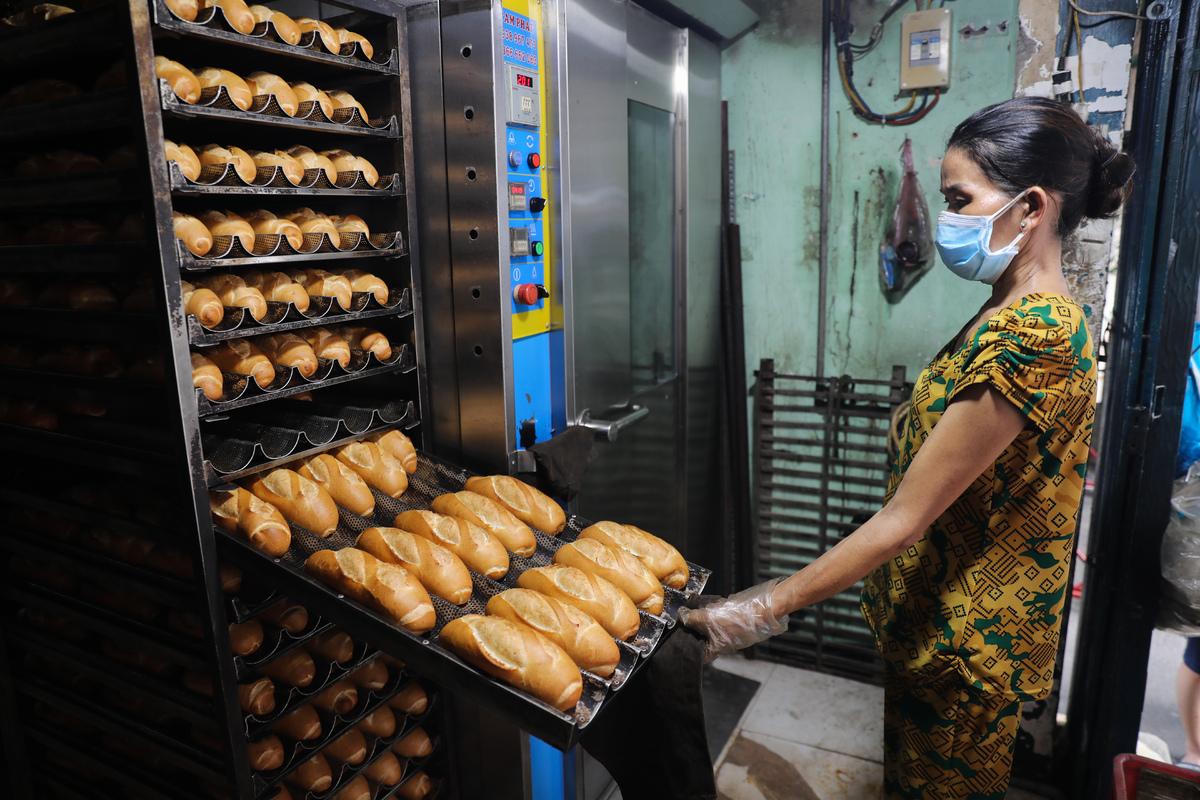 Hàng quán TP HCM ngày đầu bán mang đi