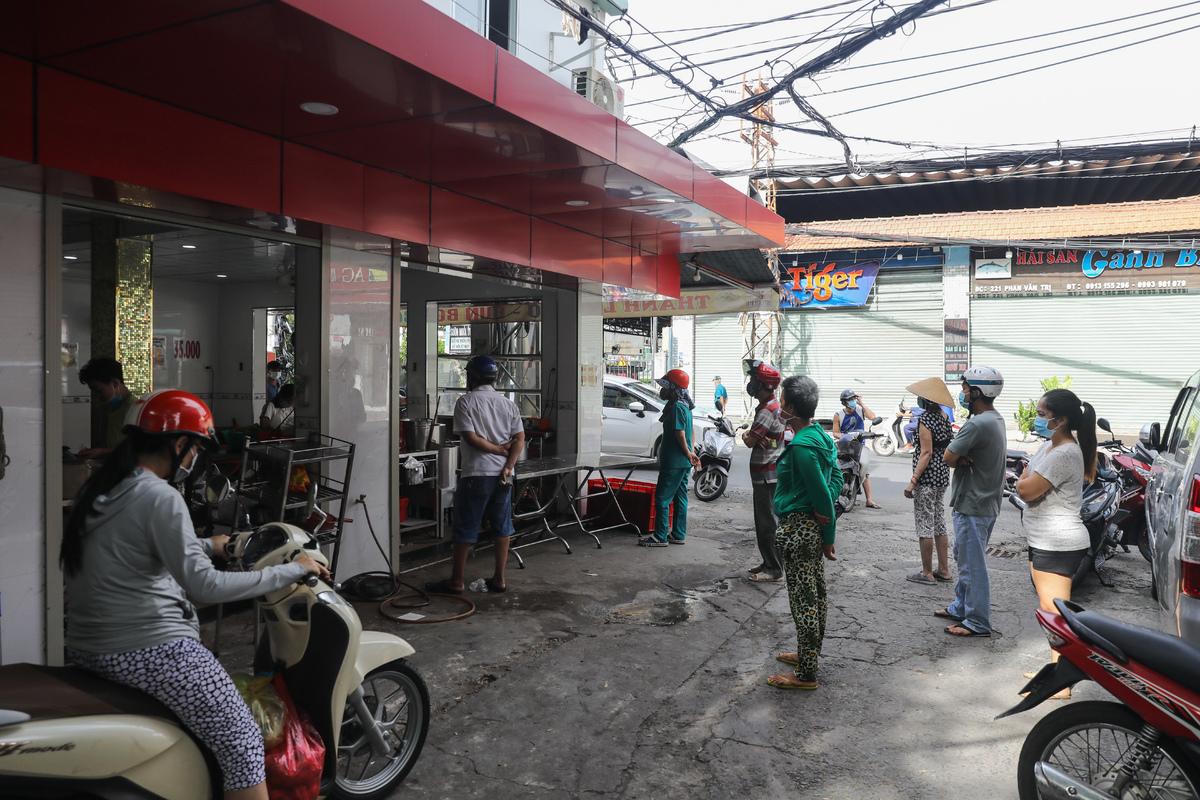 Hàng quán TP HCM ngày đầu bán mang đi