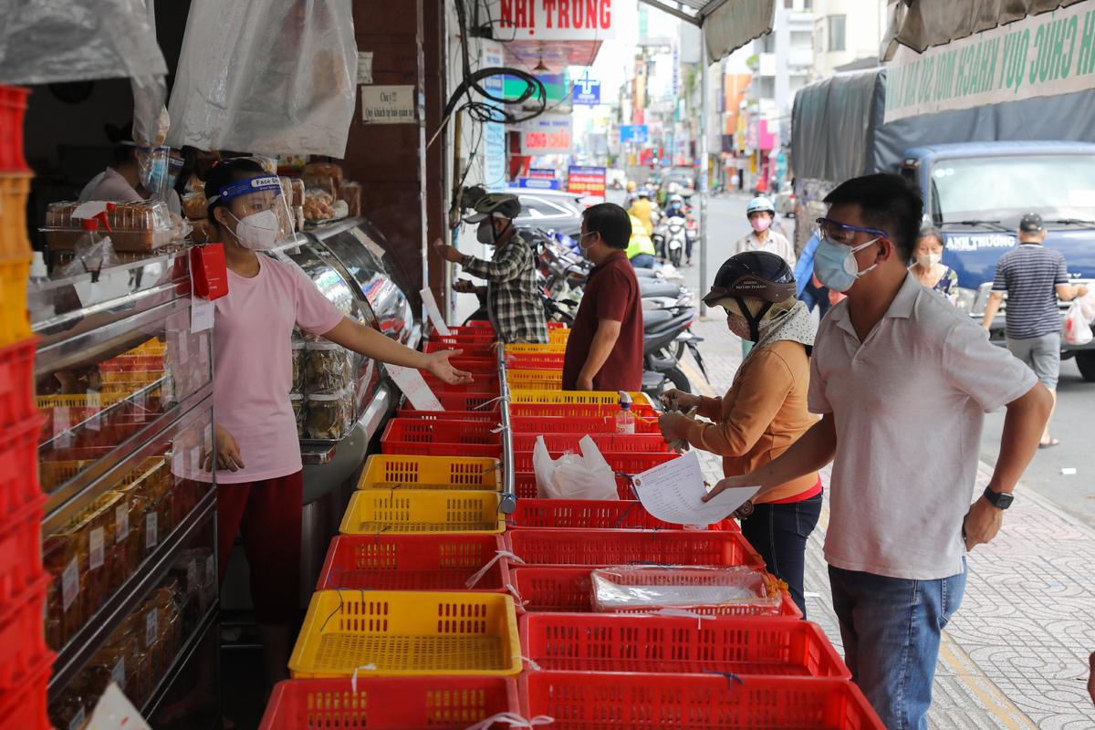 Hàng quán TP HCM ngày đầu bán mang đi