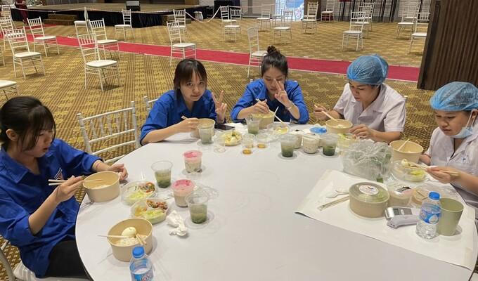 Cả xóm nấu cơm tặng tuyến đầu chống dịch ở Hà Nội