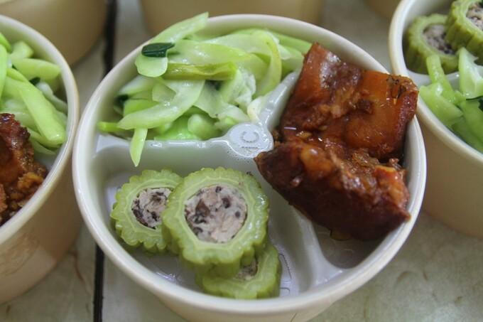 Cả xóm nấu cơm tặng tuyến đầu chống dịch ở Hà Nội