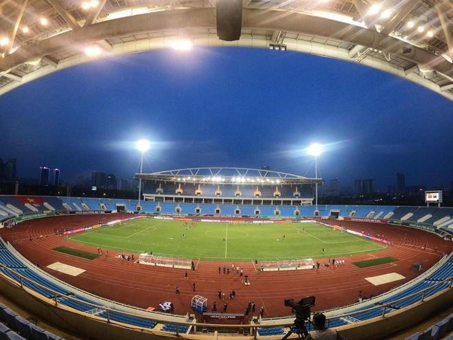 Sân Mỹ Đình bị chê như 'bãi chăn bò', VFF 'phản pháo'