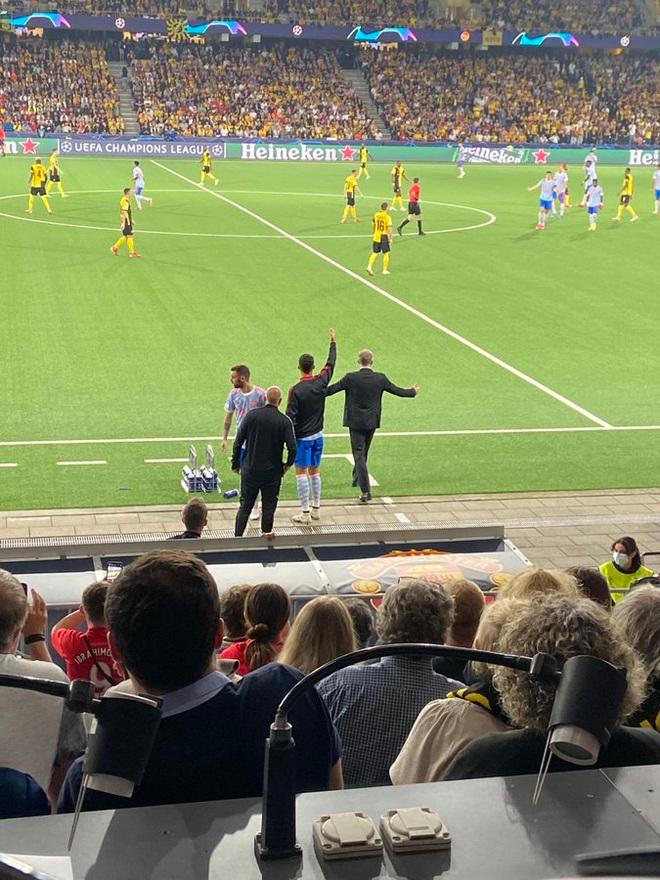 C.Ronaldo bị chỉ trích vì chỉ đạo cầu thủ Man Utd như… HLV trưởng