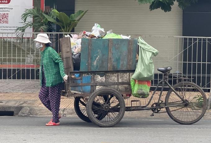 Nam diễn viên tự hào khi mẹ thu gom rác đường phố hàng ngày