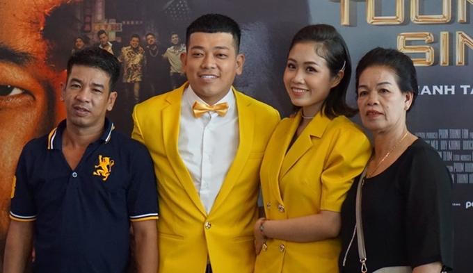 Nam diễn viên tự hào khi mẹ thu gom rác đường phố hàng ngày