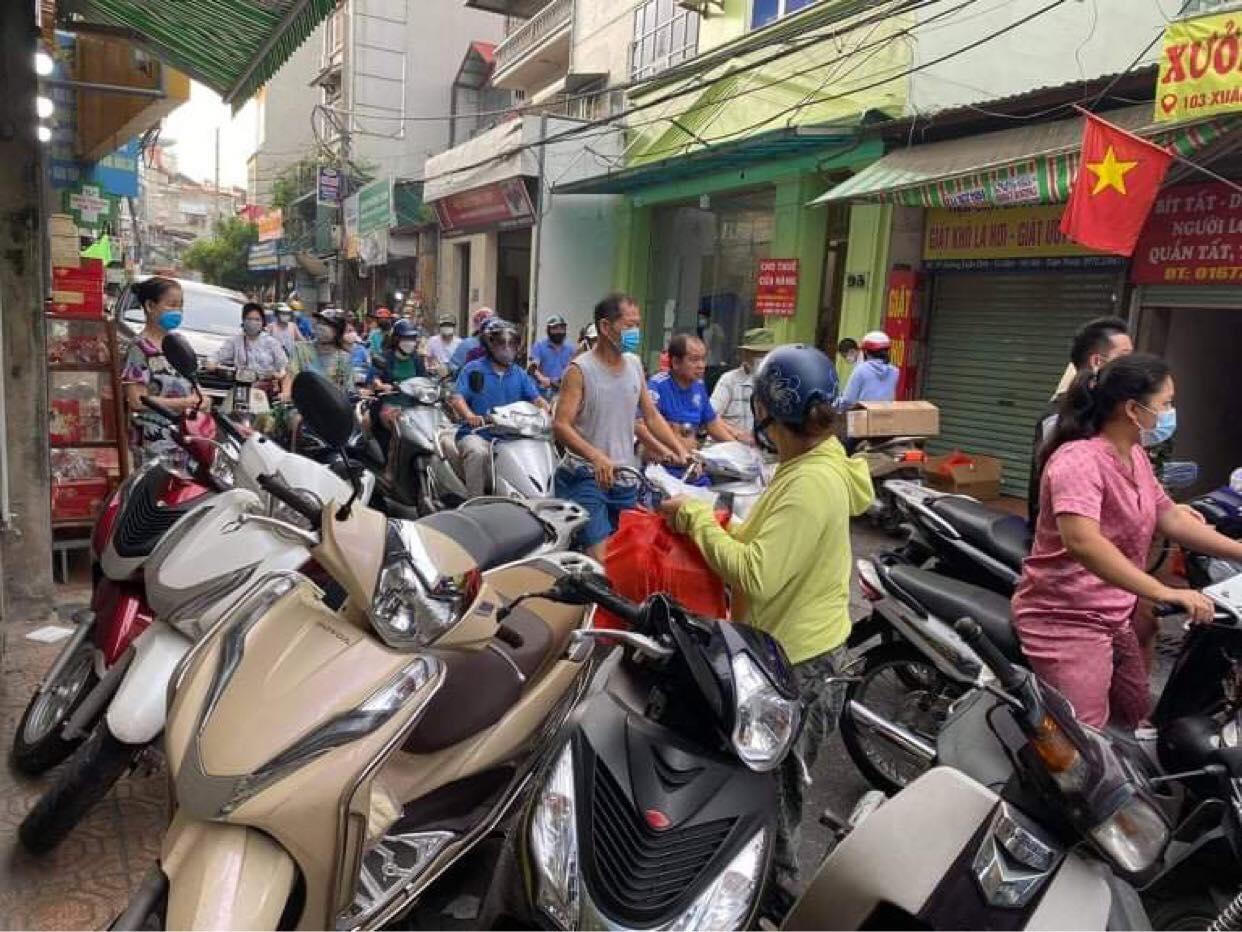 Cận trung thu tại Hà Nội, cá biệt có nơi khách tràn ra đường, còn lại 'vắng ngắt'