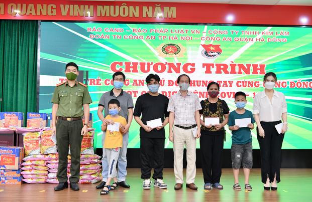 Báo Pháp luật Việt Nam 'kết nối yêu thương' với người dân khó khăn do dịch COVID-19