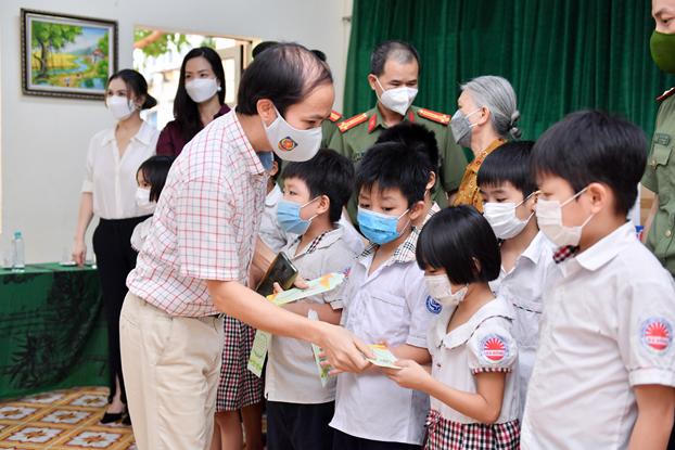 Báo Pháp luật Việt Nam 'kết nối yêu thương' với người dân khó khăn do dịch COVID-19