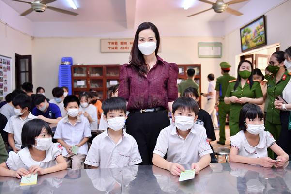 Báo Pháp luật Việt Nam 'kết nối yêu thương' với người dân khó khăn do dịch COVID-19