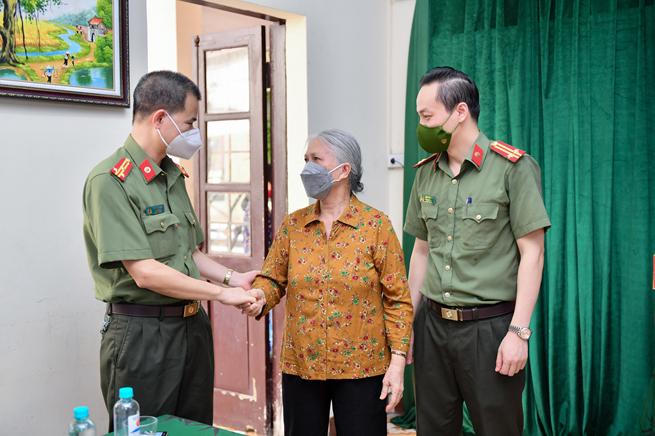 Báo Pháp luật Việt Nam 'kết nối yêu thương' với người dân khó khăn do dịch COVID-19