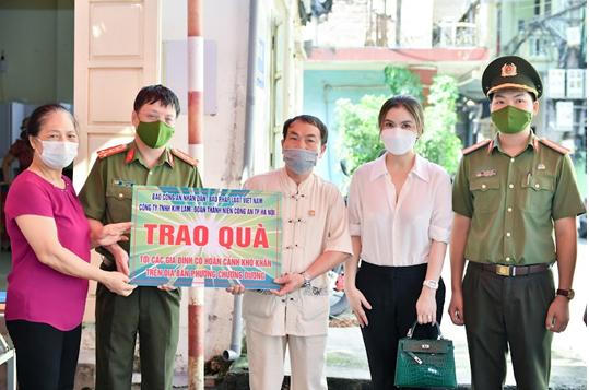 Báo Pháp luật Việt Nam 'kết nối yêu thương' với người dân khó khăn do dịch COVID-19