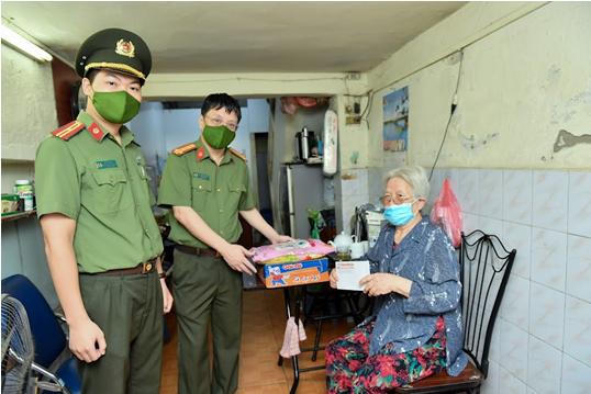 Báo Pháp luật Việt Nam 'kết nối yêu thương' với người dân khó khăn do dịch COVID-19