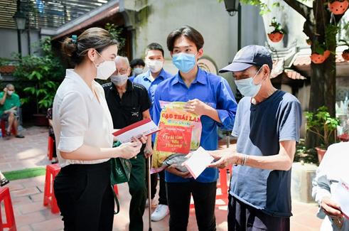 Báo Pháp luật Việt Nam 'kết nối yêu thương' với người dân khó khăn do dịch COVID-19