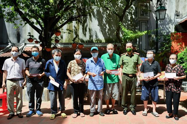 Báo Pháp luật Việt Nam 'kết nối yêu thương' với người dân khó khăn do dịch COVID-19