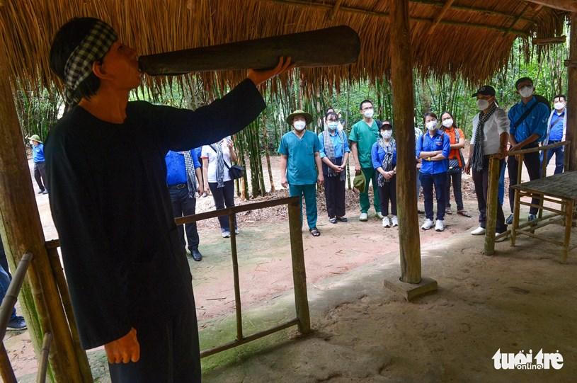 Mở cửa đón hai đoàn du khách đặc biệt đến Củ Chi và Cần Giờ