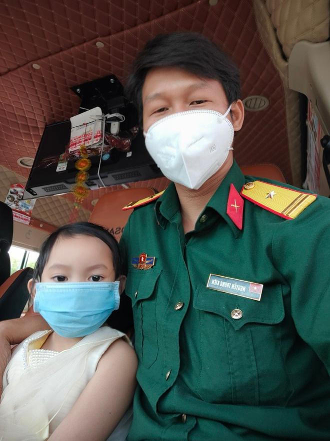 Bé 4 tuổi một mình nhận tro cốt mẹ và cái chắp tay níu chân người chiến sĩ