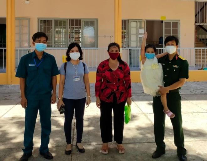 Bé 4 tuổi một mình nhận tro cốt mẹ và cái chắp tay níu chân người chiến sĩ