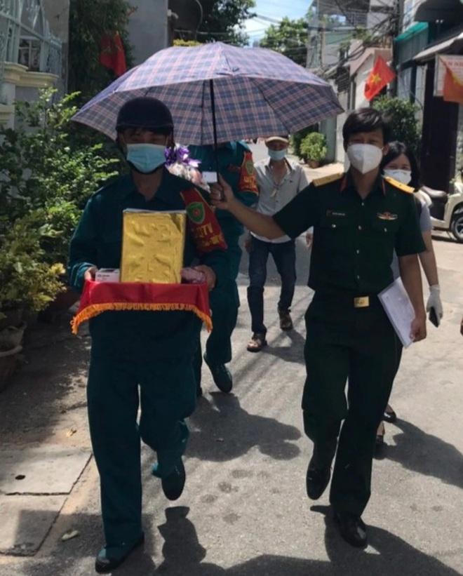 Bé 4 tuổi một mình nhận tro cốt mẹ và cái chắp tay níu chân người chiến sĩ