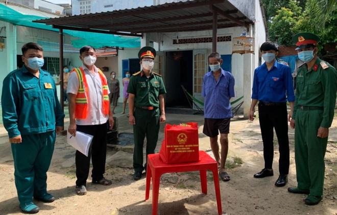 Bé 4 tuổi một mình nhận tro cốt mẹ và cái chắp tay níu chân người chiến sĩ