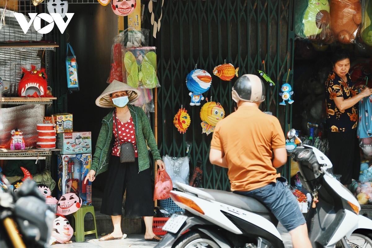 Phố Hàng Mã rón rén mở cửa bán đồ chơi Trung thu