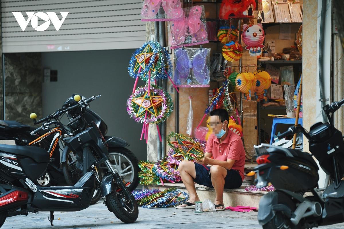 Phố Hàng Mã rón rén mở cửa bán đồ chơi Trung thu