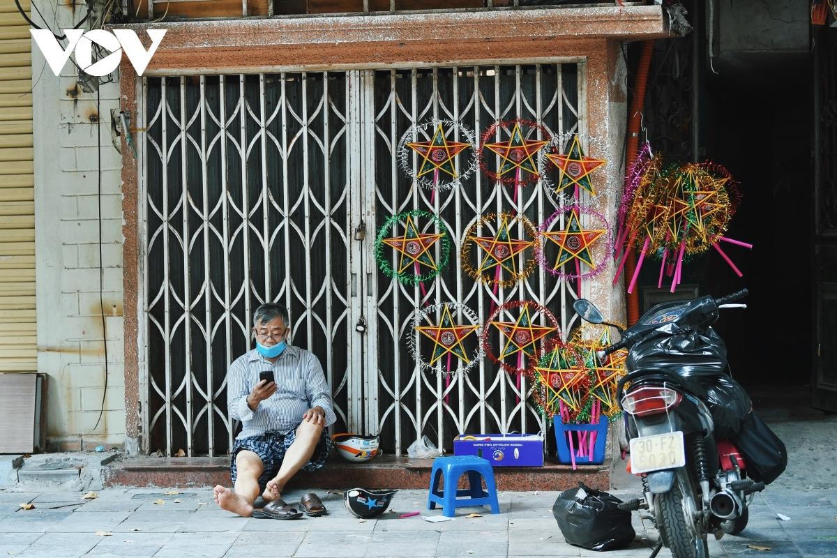 Phố Hàng Mã rón rén mở cửa bán đồ chơi Trung thu