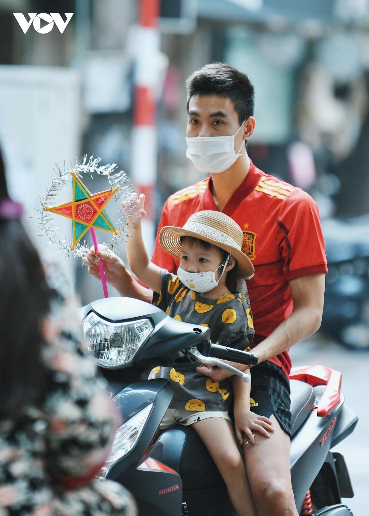 Phố Hàng Mã rón rén mở cửa bán đồ chơi Trung thu