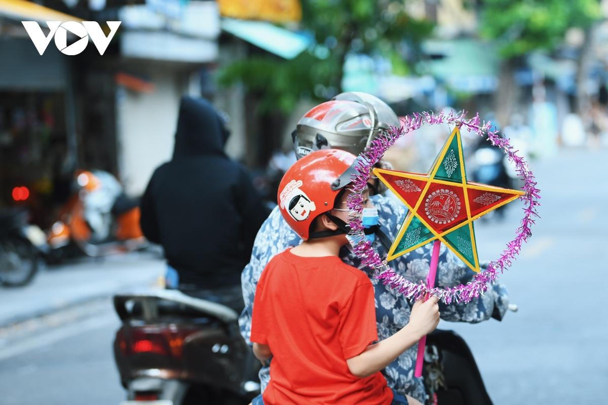 Phố Hàng Mã rón rén mở cửa bán đồ chơi Trung thu