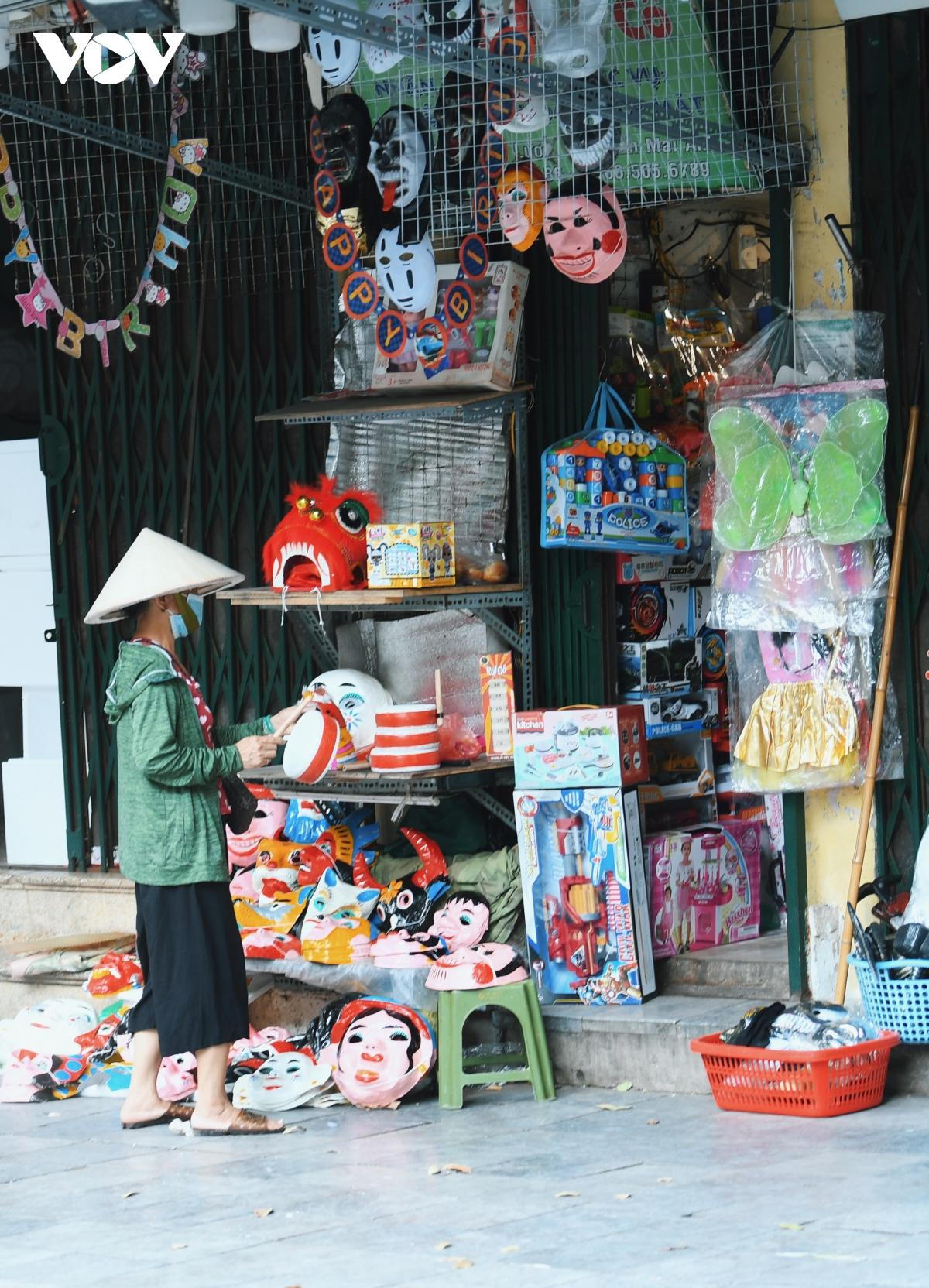 Phố Hàng Mã rón rén mở cửa bán đồ chơi Trung thu