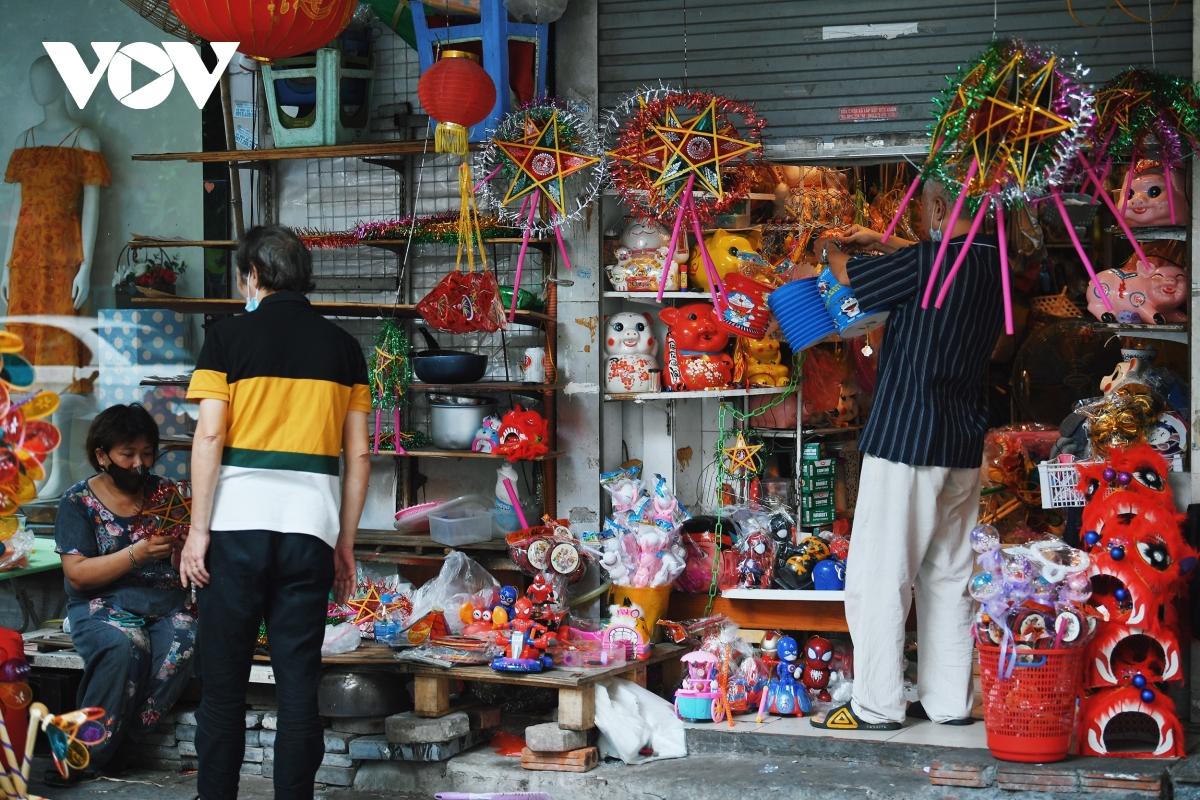 Phố Hàng Mã rón rén mở cửa bán đồ chơi Trung thu