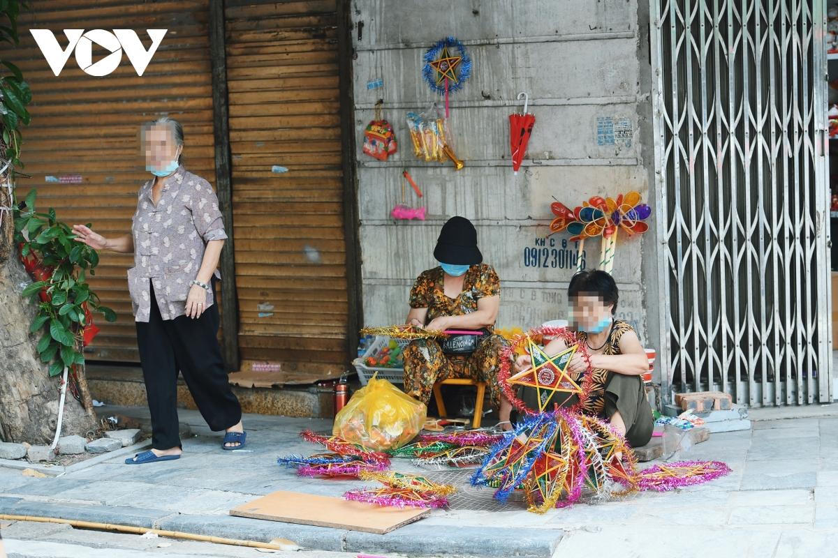 Phố Hàng Mã rón rén mở cửa bán đồ chơi Trung thu