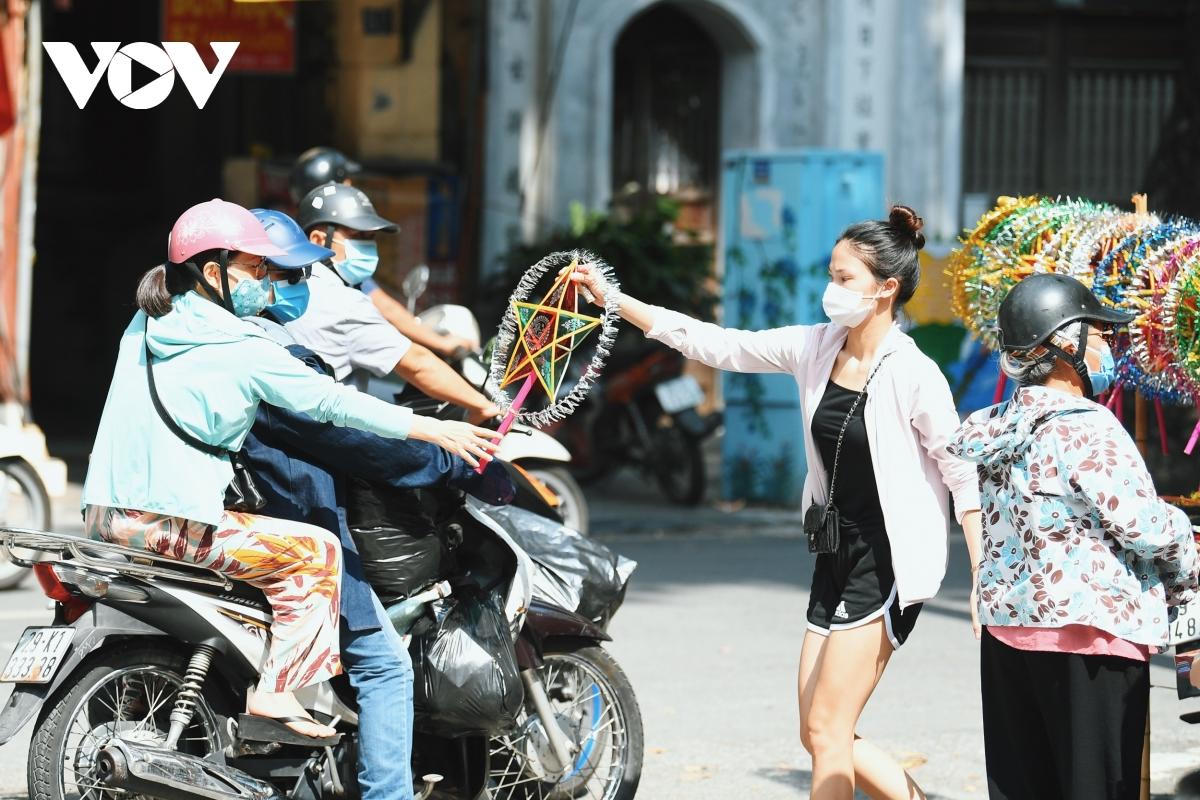 Phố Hàng Mã rón rén mở cửa bán đồ chơi Trung thu