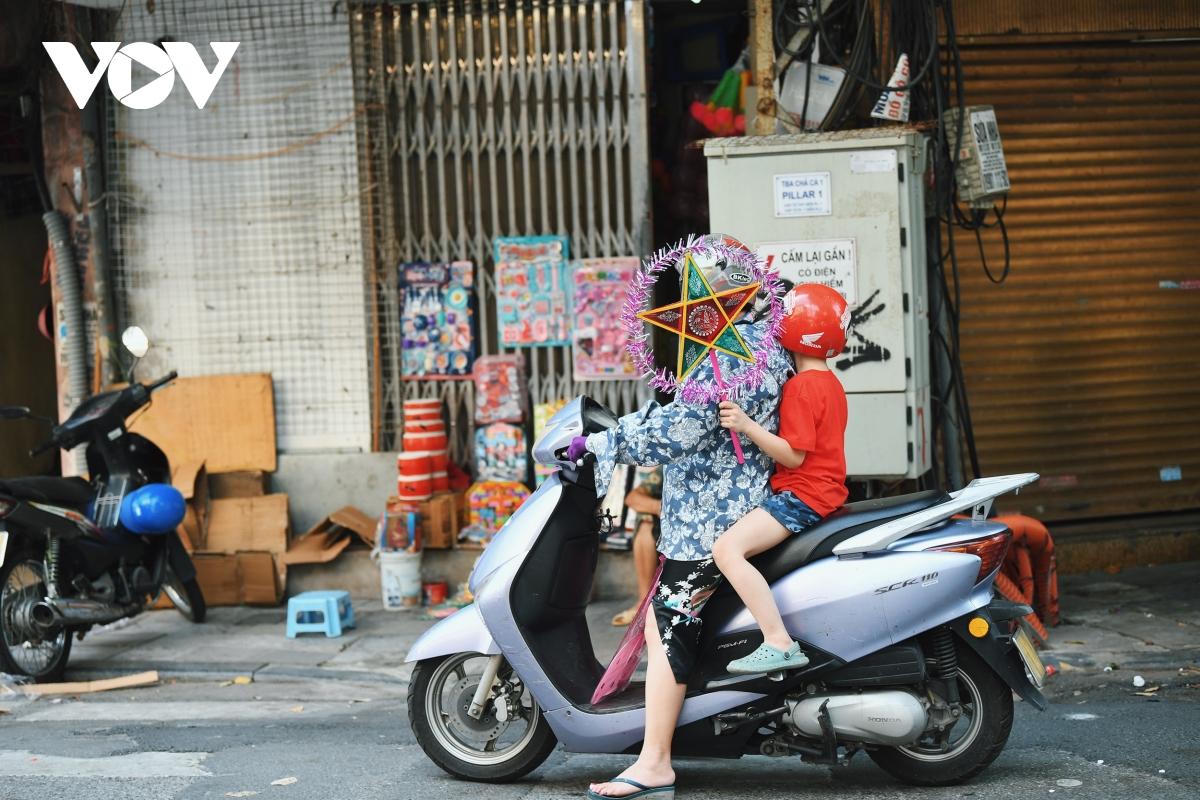 Phố Hàng Mã rón rén mở cửa bán đồ chơi Trung thu