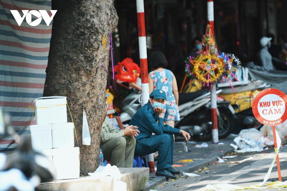 Phố Hàng Mã rón rén mở cửa bán đồ chơi Trung thu