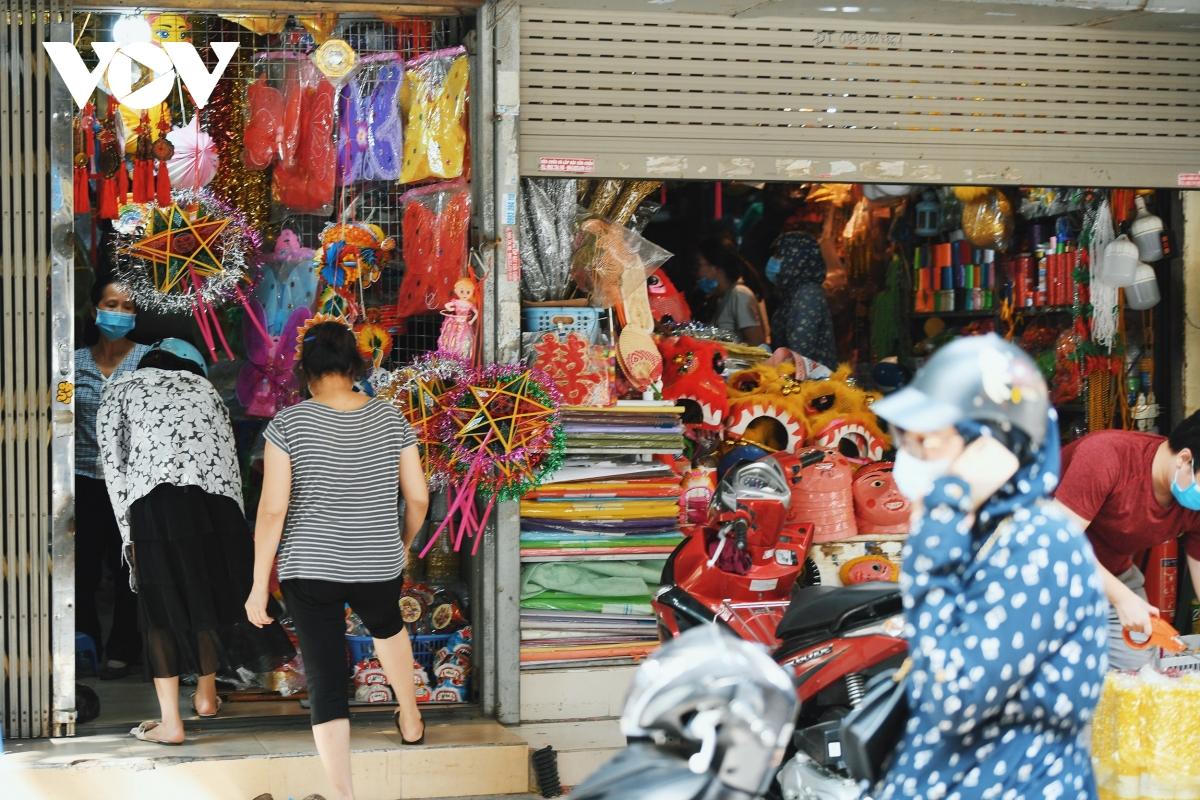 Phố Hàng Mã rón rén mở cửa bán đồ chơi Trung thu