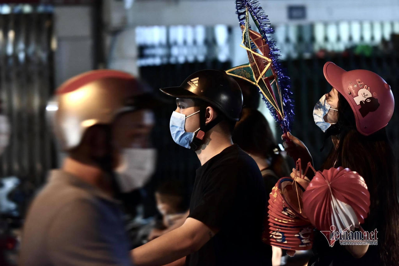 'Biển người' ở Hà Nội đổ ra đường vui Trung thu sau ngày dài giãn cách