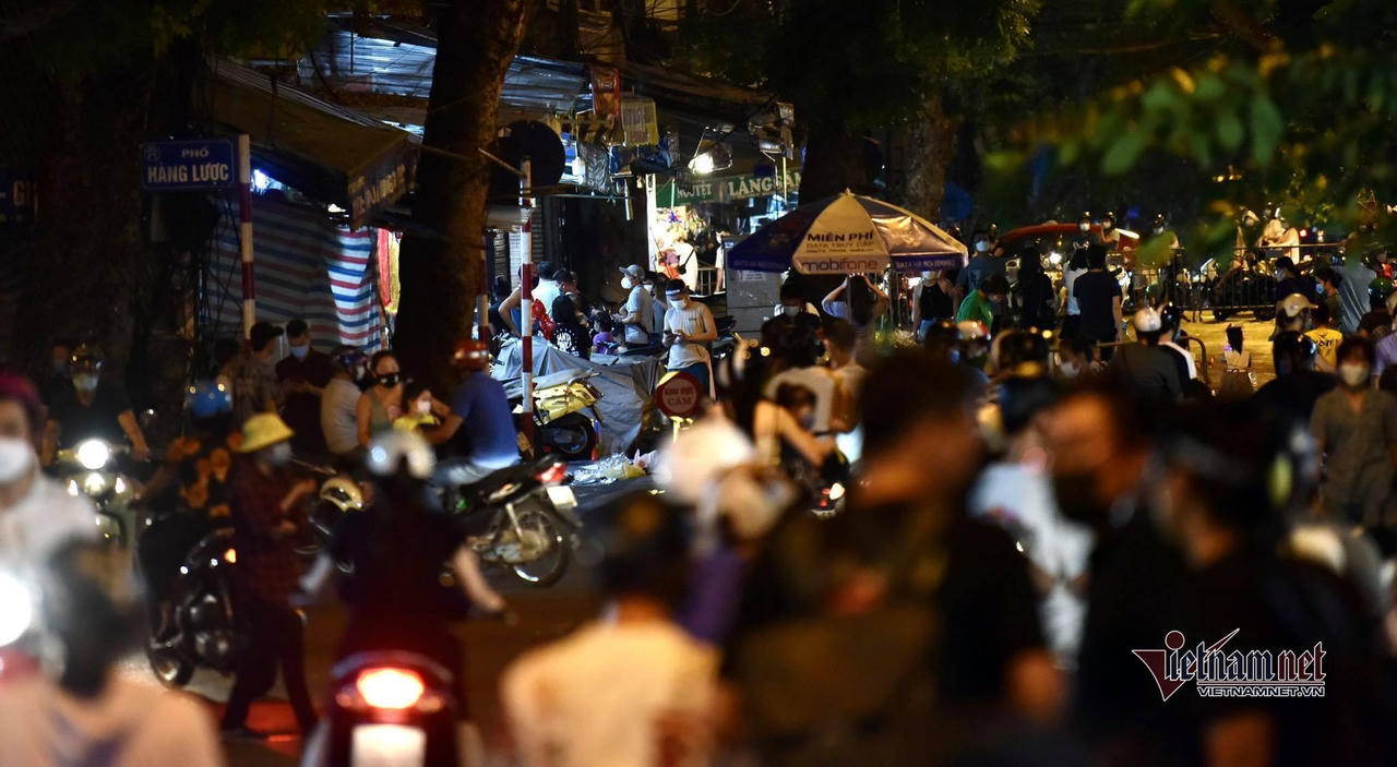 'Biển người' ở Hà Nội đổ ra đường vui Trung thu sau ngày dài giãn cách